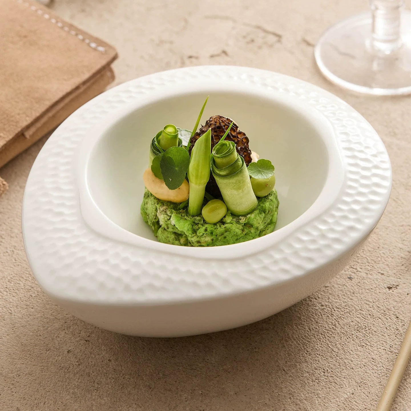 Ceramic Hammered-Edge Oval Bowl – Modern Double-Layer Serving Dish