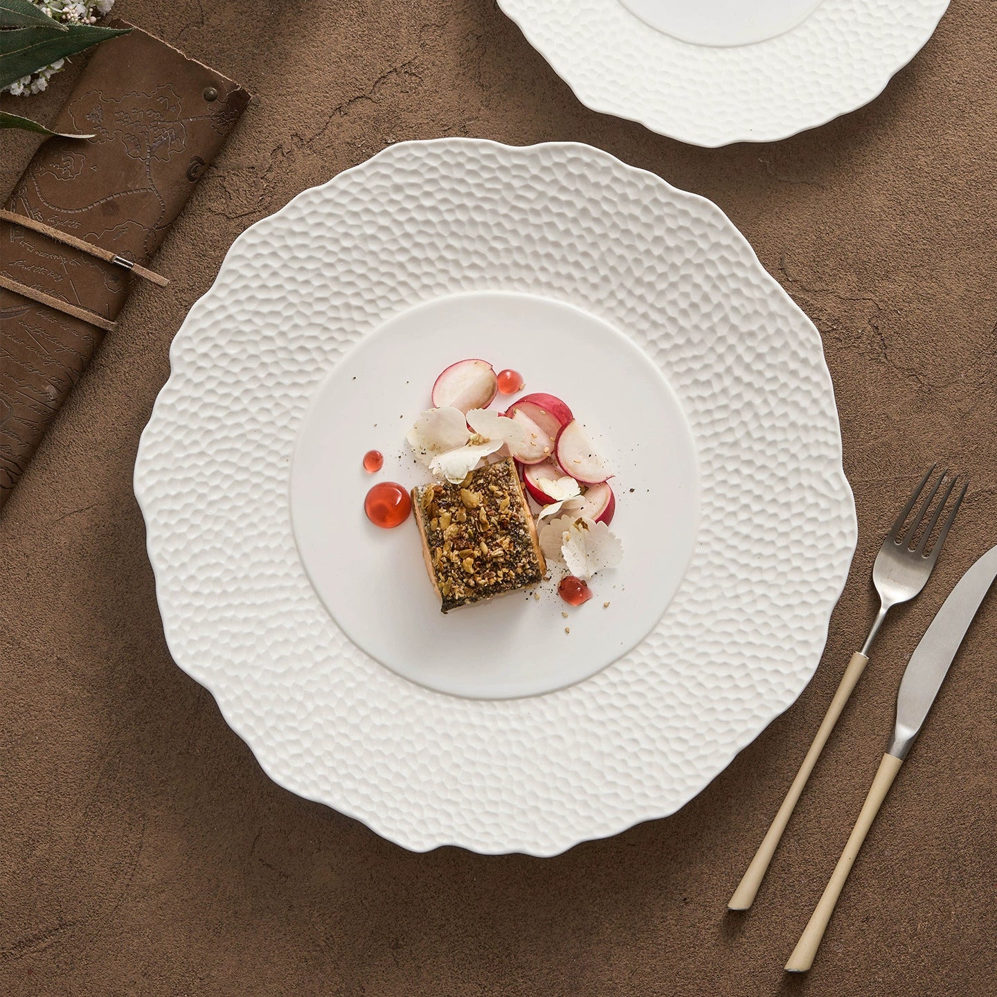 Textured Ceramic Dinner Plate – High-Temperature Heat-Resistant Tableware